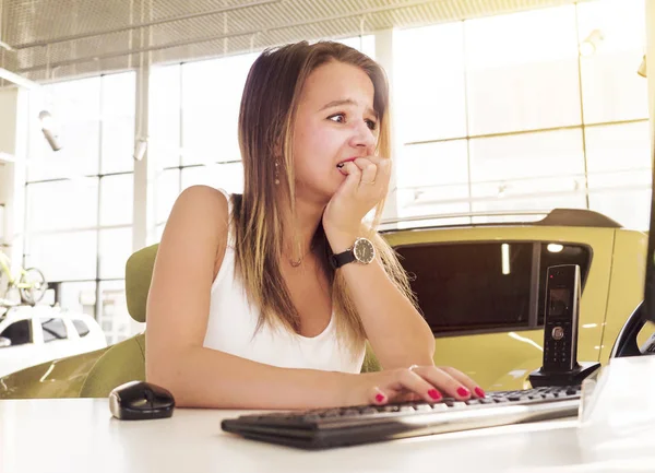 iş, ofis, okul, sorun, kriz, stres ve eğitim kavramı - bilgisayar ve belgelerin iş işkadını vurguladı