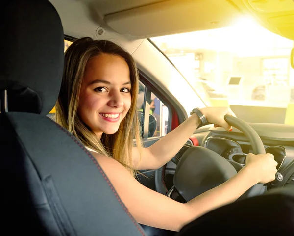 Retrato Una Joven Sonriente Sentada Detrás Del Volante Dentro Del — Foto de Stock