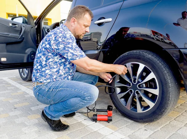 Adam kontrol hava basıncı ve dolgu. Park yerinde acil onarım