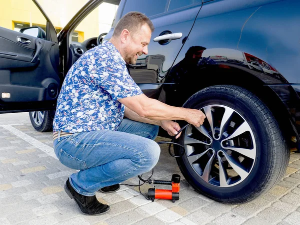 Adam kontrol hava basıncı ve dolgu. Park yerinde acil onarım