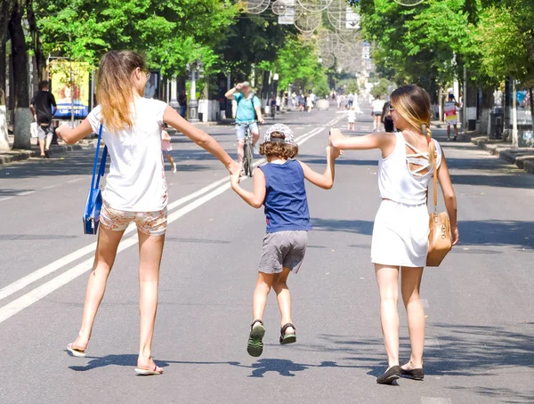 Niños Pequeños Adolescentes Sosteniendo Las Manos Caminando Aire Libre Vista — Foto de Stock