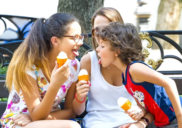 Grupo Niños Comiendo Helado Banco Ciudad Verano —  Fotos de Stock