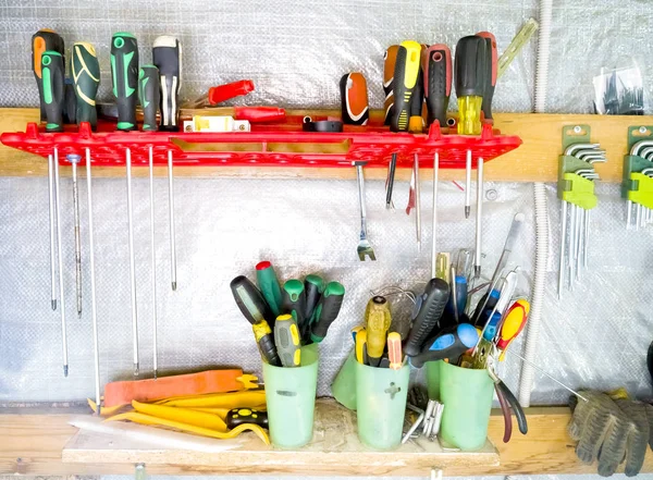 墙上的工具 板与工具 旧工具 — 图库照片