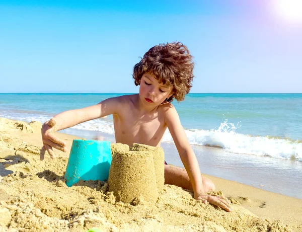 Ragazzo Divertente Maschio Che Castelli Sabbia Sulla Spiaggia Tropicale Diverte — Foto Stock