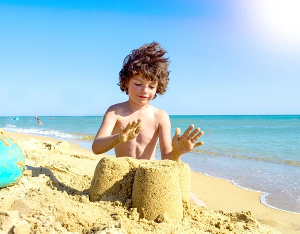 Engraçado Garoto Masculino Fazendo Castelos Areia Praia Tropical Divertindo — Fotografia de Stock