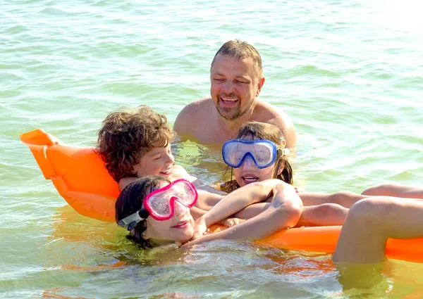 Famiglia Felice Con Bambini Sta Nuotando Divertendosi Nel Mare Materasso — Foto Stock