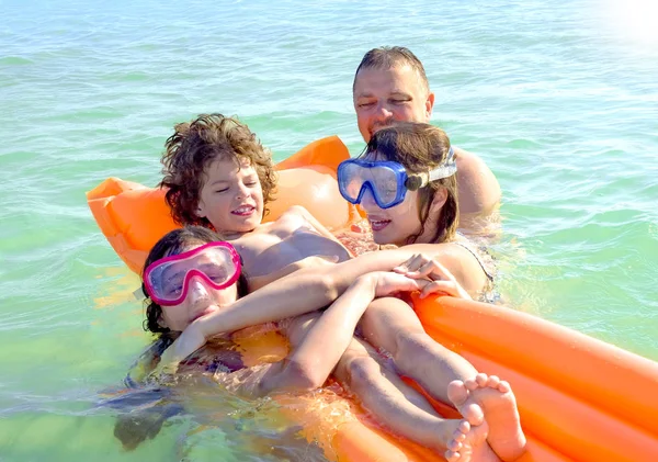 Gelukkige Familie Met Kinderen Zwemmen Plezier Hebben Zee Een Opblaasbare — Stockfoto