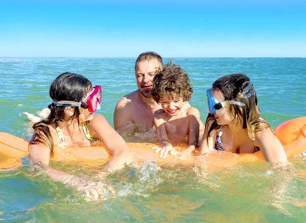 Szczęśliwa Rodzina Dziećmi Pływa Bawi Się Morzu Dmuchanym Materacu Szczęśliwa — Zdjęcie stockowe