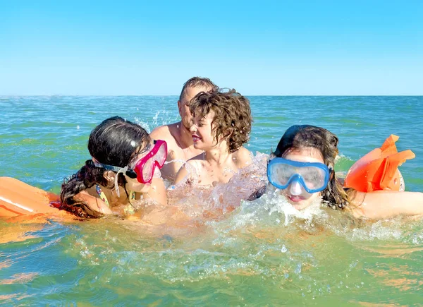 Szczęśliwa Rodzina Dziećmi Pływa Bawi Się Morzu Dmuchanym Materacu Szczęśliwa — Zdjęcie stockowe
