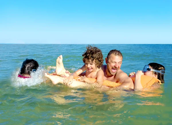 Gelukkige Familie Met Kinderen Zwemmen Plezier Hebben Zee Een Opblaasbare — Stockfoto