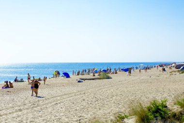 Anapa, Rusya, 19 Ağustos 2017. Bir sürü insan nerede Karadeniz Anapa içinde içine Anapka nehir akar yerde şehir sahilde
