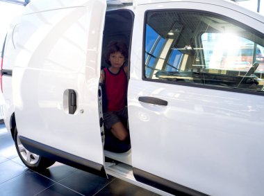İki brunet küçük çocuk bir minibüs bir sürgülü kapı ile oturuyor ve eğlenceli. Yeni bir aile otomobili kavram satın almak sevinç.