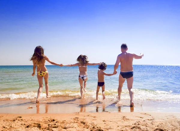 Feliz Jovem Família Divertir Praia Correndo Mar Quente Conceito Amor — Fotografia de Stock