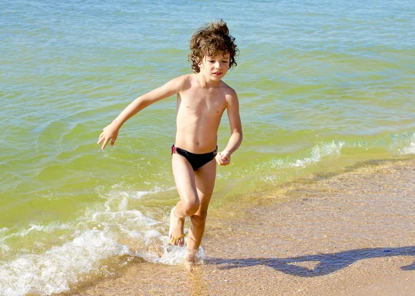 Peuter Jongen Plezier Uitgevoerd Een Tropisch Strand — Stockfoto