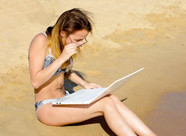 Woman Sitting Sand Beach Working Her Computer Shocked Expression — Stock Photo, Image