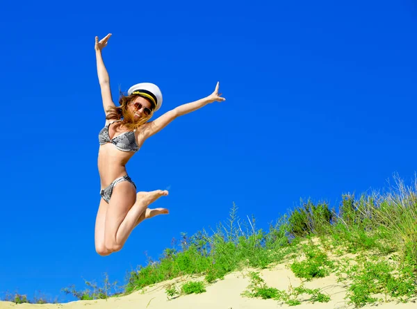 Atrakcyjna Dziewczyna Bikini Skoki Plaży Having Fun Letnie Wakacje Wakacje — Zdjęcie stockowe
