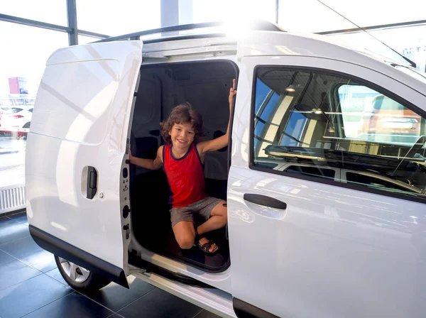 Zwei Lustige Brünette Kleine Jungen Die Einem Kleinbus Mit Schiebetür — Stockfoto