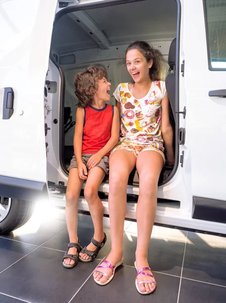 Zwei Lustige Brünette Kinder Die Einem Kleinbus Mit Schiebetür Sitzen — Stockfoto