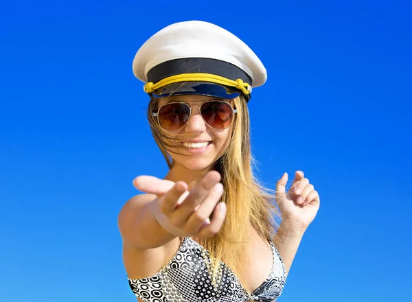 Schönes Junges Mädchen Mit Kapitänsmütze Das Jemanden Strand Der Tropischen — Stockfoto