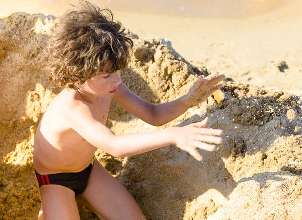 Kleine Jongen Gebouw Zand Kasteel Strand — Stockfoto