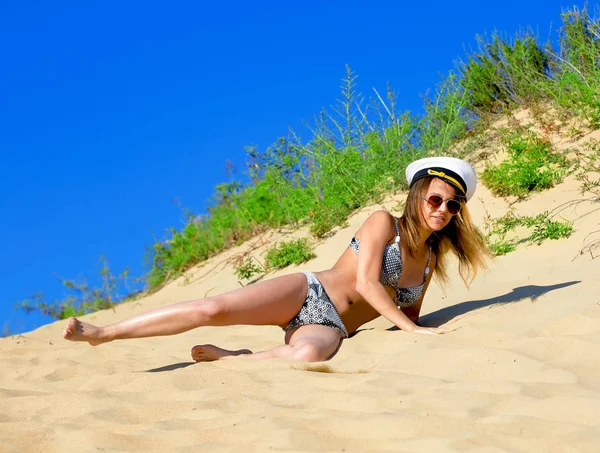 Schöne Frau Mit Liegen Strand Sonnenbräunen Einem Badeort Genießen Sommerurlaub — Stockfoto