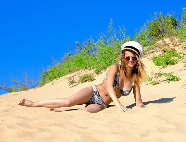 Krásná Žena Ležet Pláži Opalování Pláži Resort Užívat Letní Dovolenou — Stock fotografie