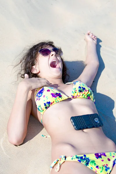 Vrouwelijke Tiener Brunette Liggend Het Zand Het Openen Van Haar — Stockfoto