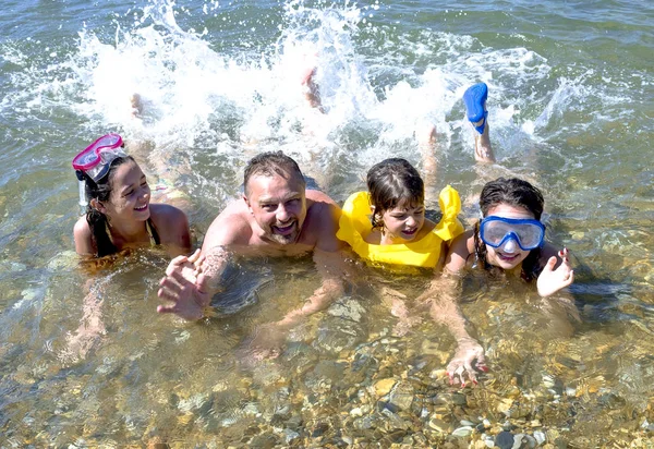 Szczęśliwa Rodzina Tropikalnej Plaży Lata Życia — Zdjęcie stockowe