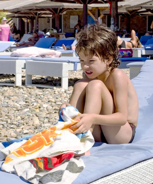 Ritratto Bambino Con Espressione Arrabbiato Volto Sconvolto — Foto Stock