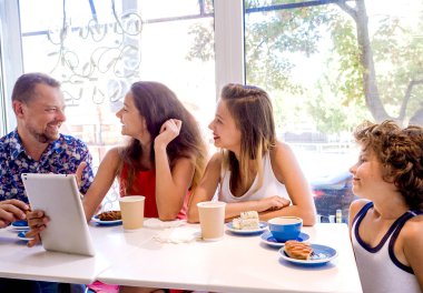 Çocuk bir kafede eğleniyor. Söz ve Coca kahvaltı için şehirde yaz aylarında içme çocuklar. Anne ile harcama hafta sonu.