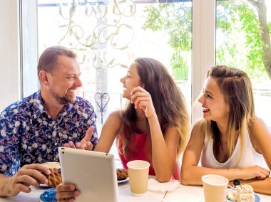 Çocuk bir kafede eğleniyor. Söz ve Coca kahvaltı için şehirde yaz aylarında içme çocuklar. Anne ile harcama hafta sonu.