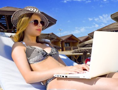 yaz tatili, tatil, teknoloji, insanlar ve internet - tonları ile dizüstü bilgisayar plajda mutlu genç kadın