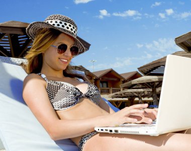 yaz tatili, tatil, teknoloji, insanlar ve internet - tonları ile dizüstü bilgisayar plajda mutlu genç kadın