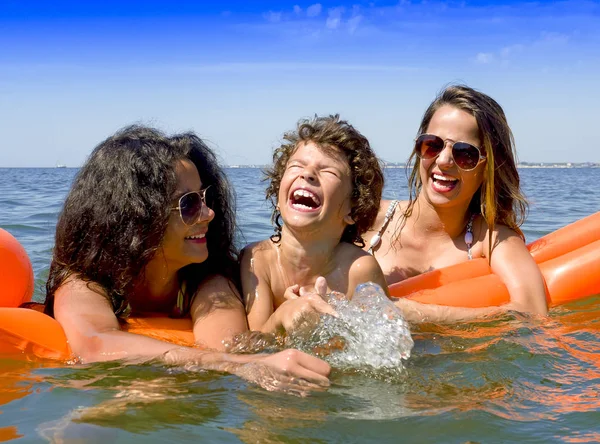 Gelukkig Gezin Met Kinderen Zwemmen Plezier Zee Een Opblaasbare Matras — Stockfoto