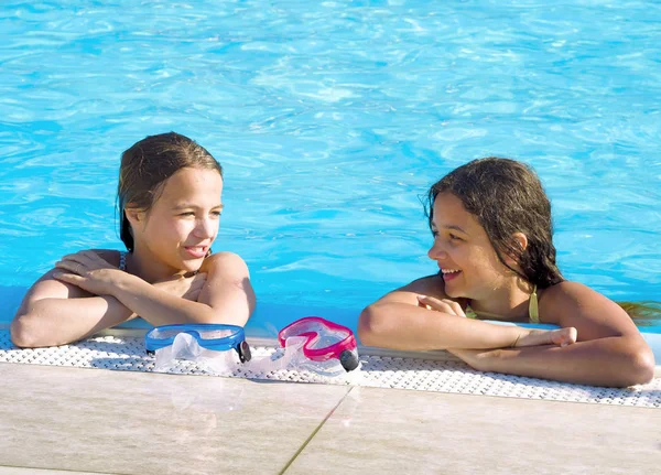 Šťastné Děti Sestry Relaxační Straně Bazénu Nosit Modré Růžové Brýle — Stock fotografie