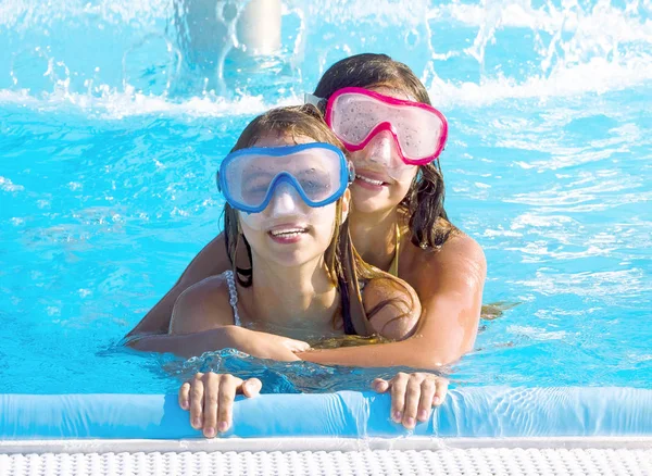 Šťastné Děti Sestry Relaxační Straně Bazénu Nosit Modré Růžové Brýle — Stock fotografie