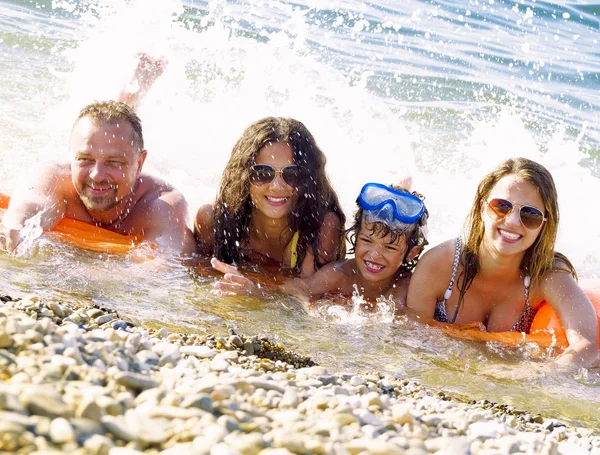 Gran Familia Feliz Vacaciones Playa Mamá Papá Tres Niños Yaciendo — Foto de Stock