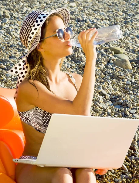 Beautiful Young Woman Working Laptop Tropical Beach Happy Traveling Woman — Stock Photo, Image