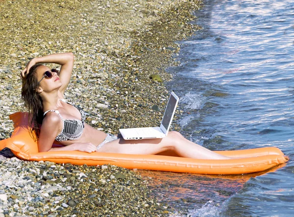 Beautiful Young Woman Working Laptop Tropical Beach Happy Traveling Woman — Stock Photo, Image