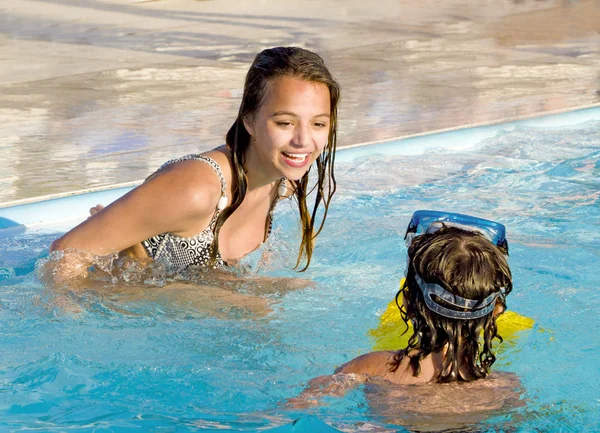 Dospívající Dívka Chlapeček Letní Dovolenou Bazénu Blue Láskou Něhou Příbuzné — Stock fotografie