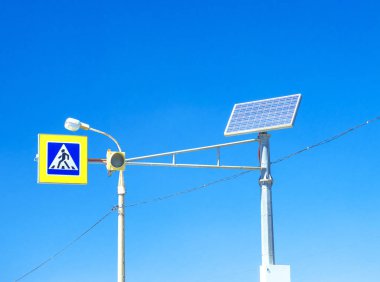 Trafik ışığı güneş pil ile çalışır. Modern ampul yüklü yaya geçidi hangi güneş enerjisi kullanan.