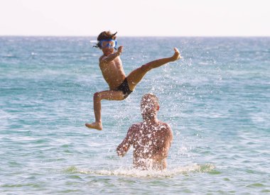 Baba oğlunu denize kadar atar. Su eğlence kavramının