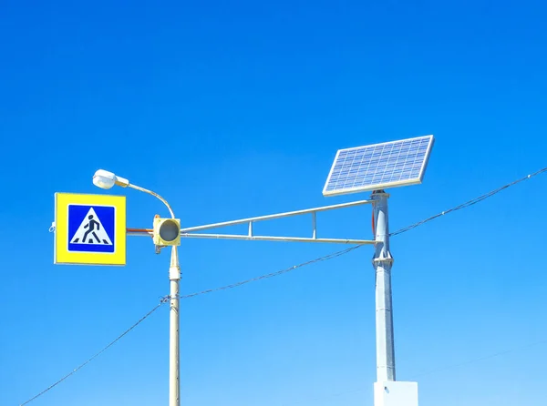 Semáforo Funciona Partir Bateria Solar Cruzamento Pedestres Semáforo Moderno Instalado — Fotografia de Stock