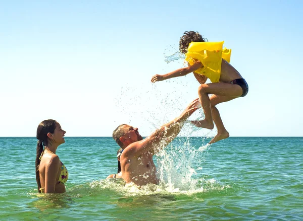 Papa Jette Son Fils Dans Gilet Sauvetage Gonflable Dans Mer — Photo