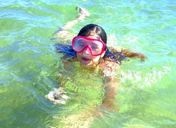 Niña Feliz Una Máscara Playa Verano —  Fotos de Stock