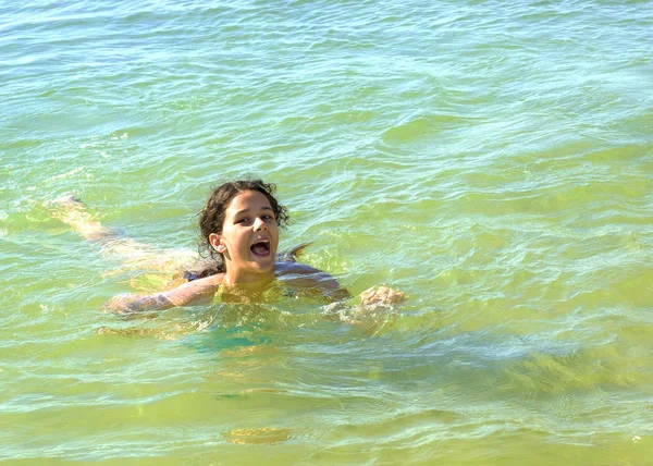 Brunetka Dziewczyna Radośnie Jest Pływanie Wodzie Morskiej — Zdjęcie stockowe
