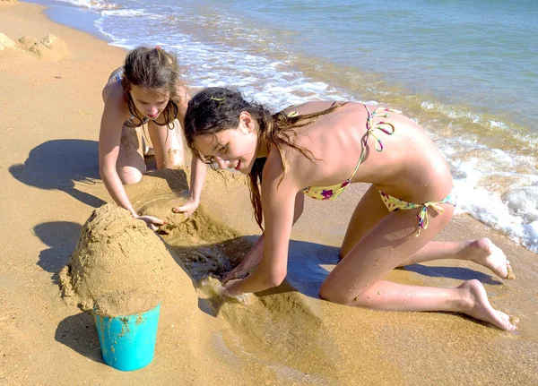 Two Teen Sisters Making Sand Castle Tropical Beach — Stock Photo, Image