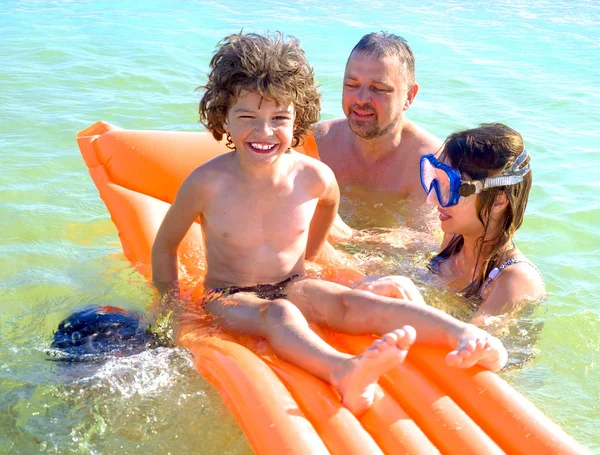 Famiglia Felice Con Bambini Sta Nuotando Divertendosi Nel Mare Materasso — Foto Stock