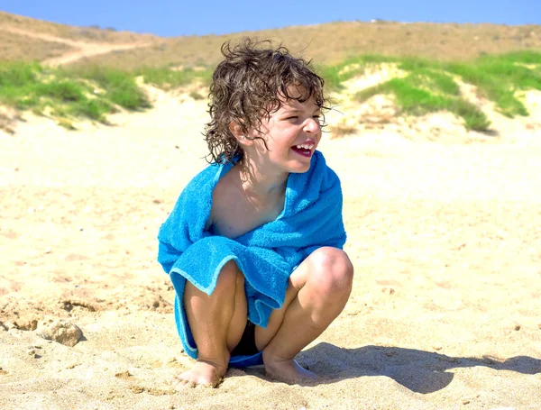 Ragazzino Con Asciugamano Una Spiaggia — Foto Stock