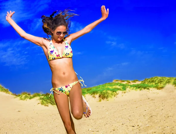 Atraktivní dívka v bikinách skákání na baví Beach, letní dovolená dovolená životní styl. Šťastné ženy skákání svobody na písku. — Stock fotografie